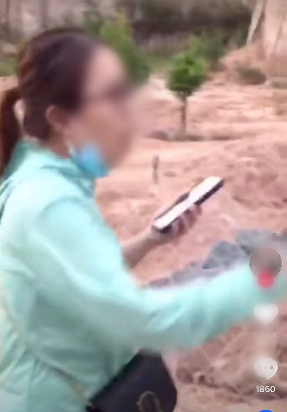 Pha đánh ghen cực gắt ngay giữa đường: Cô vợ không hề 'xử lý' tiểu tam mà có hành động không ngờ để trị kẻ phản bội - 1 Pha đánh ghen cực gắt ngay giữa đường: Cô vợ không hề 'xử lý' tiểu tam mà có hành động không ngờ để trị kẻ phản bội - 1
