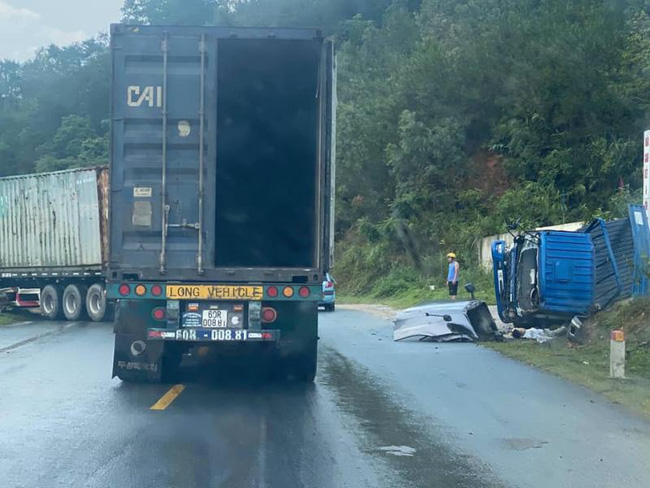 Khoảnh khắc kinh hoàng: Xe container lấn làn đâm trực diện khiến xe tải vỡ vụn Khoảnh khắc kinh hoàng: Xe container lấn làn đâm trực diện khiến xe tải vỡ vụn