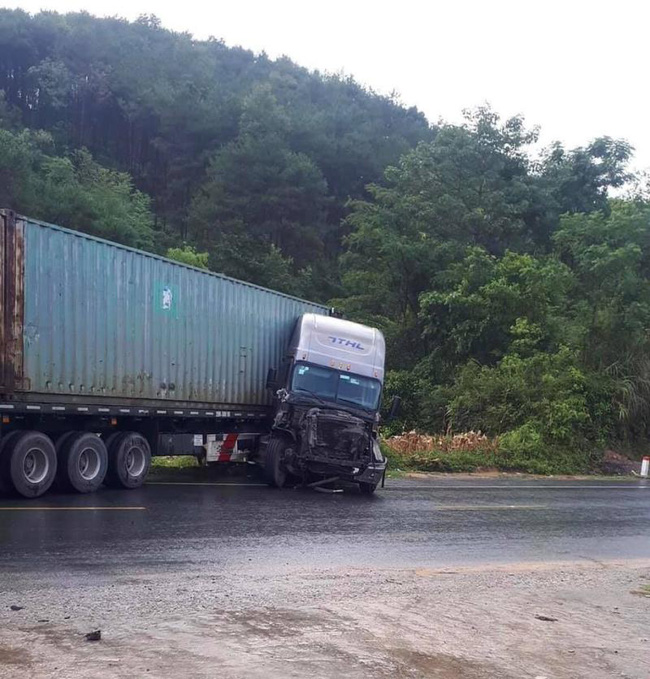 Khoảnh khắc kinh hoàng: Xe container lấn làn đâm trực diện khiến xe tải vỡ vụn - 1 Khoảnh khắc kinh hoàng: Xe container lấn làn đâm trực diện khiến xe tải vỡ vụn - 1