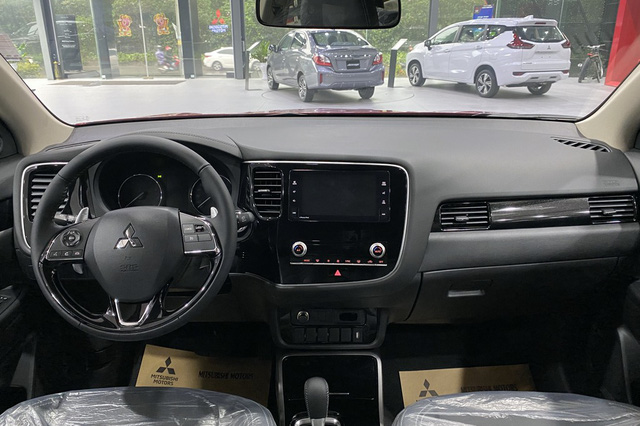 Mitsubishi Outlander giảm giá trăm triệu tại đại lý: Bản tiêu chuẩn từ 750 triệu đồng, rẻ nhất phân khúc, làm khó Honda CR-V - 2