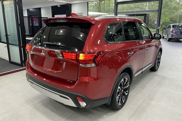 Mitsubishi Outlander giảm giá trăm triệu tại đại lý: Bản tiêu chuẩn từ 750 triệu đồng, rẻ nhất phân khúc, làm khó Honda CR-V - 1