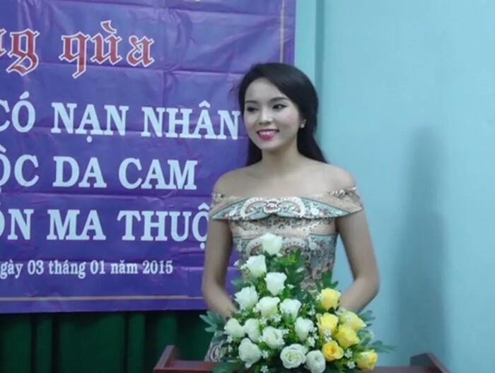 Loạt sao Việt bị chỉ trích vì đi giày lênh khênh, ăn mặc hở hang khi làm từ thiện - 4 Loạt sao Việt bị chỉ trích vì đi giày lênh khênh, ăn mặc hở hang khi làm từ thiện - 4