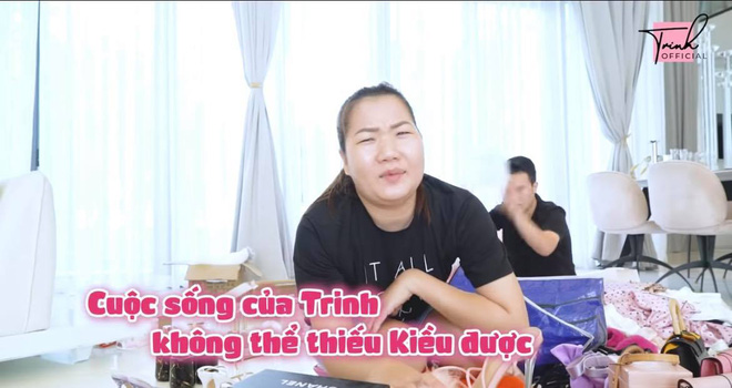 Nổi tiếng thân thiết với trợ lý như người nhà, Ngọc Trinh bất ngờ vướng tranh cãi khi tiết lộ chỗ nghỉ ngơi của Thúy Kiều trong biệt thự của Vũ Khắc Tiệp - 1 Nổi tiếng thân thiết với trợ lý như người nhà, Ngọc Trinh bất ngờ vướng tranh cãi khi tiết lộ chỗ nghỉ ngơi của Thúy Kiều trong biệt thự của Vũ Khắc Tiệp - 1