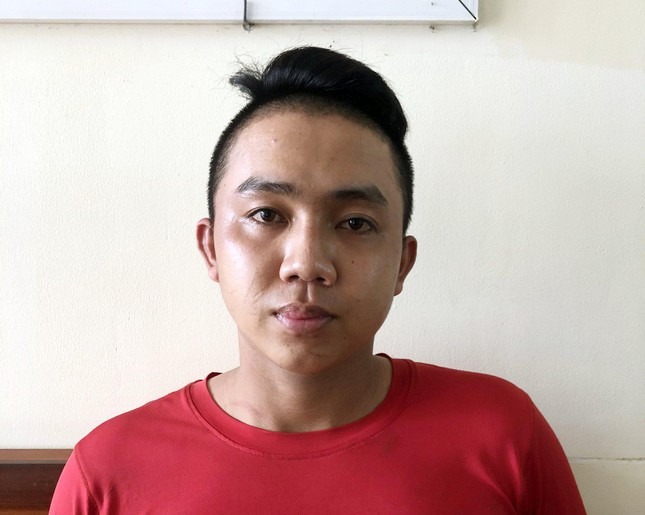 Bị truy đuổi vì trốn khai báo y tế, hai đối tượng rút dao doạ chém cảnh sát - 1 Bị truy đuổi vì trốn khai báo y tế, hai đối tượng rút dao doạ chém cảnh sát - 1
