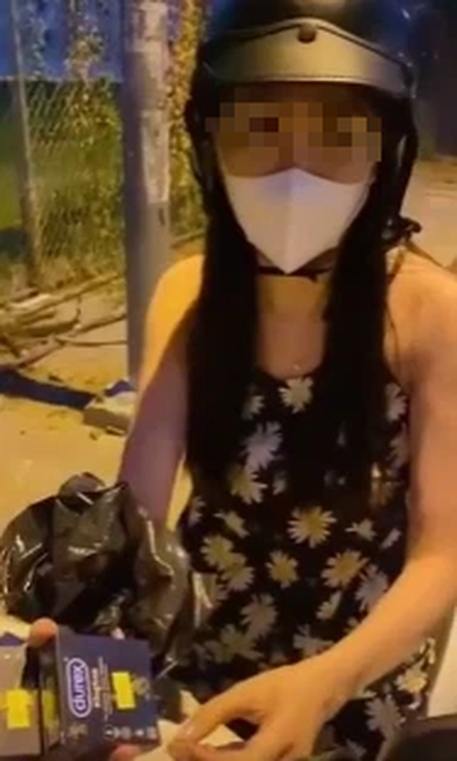 Ra đường trong thời gian giãn cách để đi mua 'ba con sói' thì có bị phạt ko? - 1 Ra đường trong thời gian giãn cách để đi mua 'ba con sói' thì có bị phạt ko? - 1