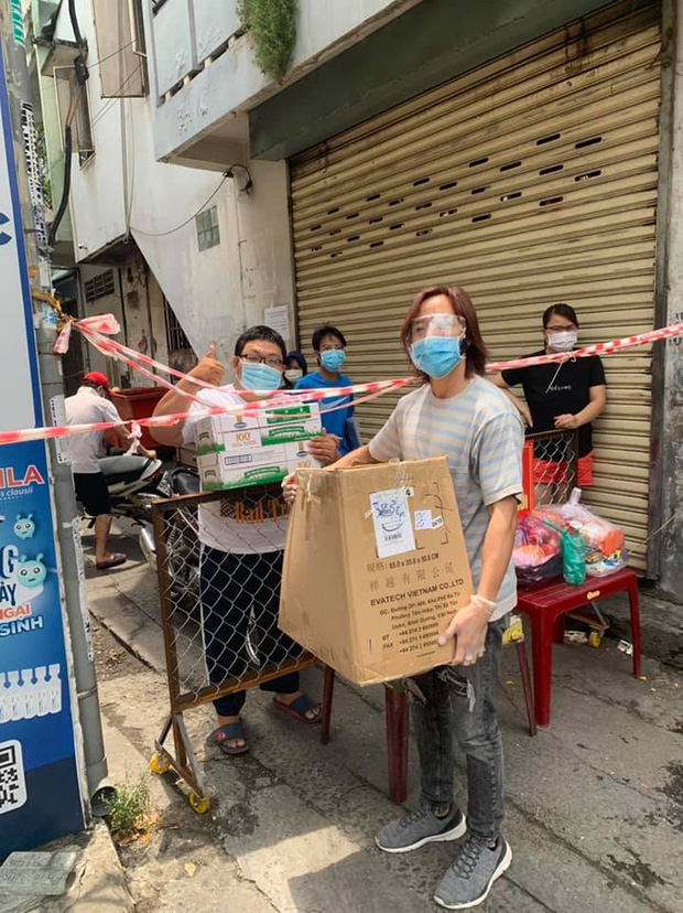 Bị nói 'kinh doanh nghề từ thiện' giữa mùa dịch, Việt Hương lên tiếng đáp trả căng đét Bị nói 'kinh doanh nghề từ thiện' giữa mùa dịch, Việt Hương lên tiếng đáp trả căng đét