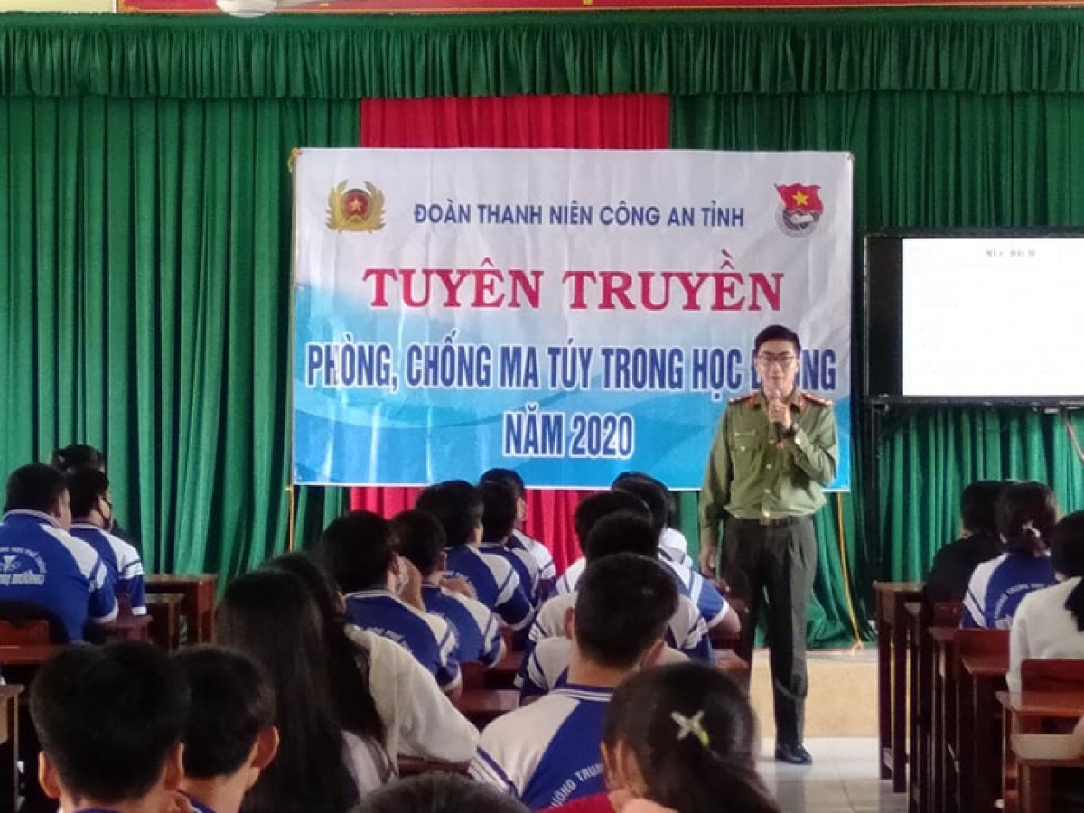 Nhiều loại ma túy len lỏi vào học đường dưới tên gọi 'nước vui', 'bùa lưỡi', 'khô gà' - 1 Nhiều loại ma túy len lỏi vào học đường dưới tên gọi 'nước vui', 'bùa lưỡi', 'khô gà' - 1