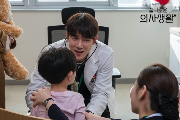 8 phim Hàn chữa lành tâm hồn đáng xem nhất mọi thời đại: Bỏ qua sao được Hospital Playlist - 3 8 phim Hàn chữa lành tâm hồn đáng xem nhất mọi thời đại: Bỏ qua sao được Hospital Playlist - 3