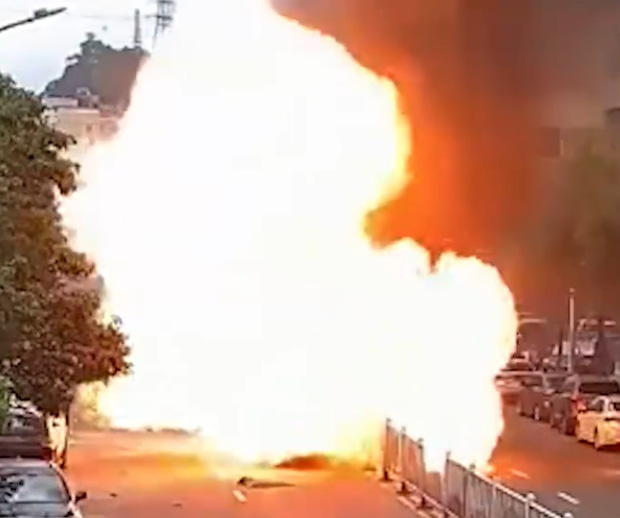 Clip: Xe ô tô bốc cháy ngùn ngụt giữa phố, người dân kéo nhau ra dập lửa thì bất ngờ nổ tung như trong phim hành động - 2 Clip: Xe ô tô bốc cháy ngùn ngụt giữa phố, người dân kéo nhau ra dập lửa thì bất ngờ nổ tung như trong phim hành động - 2