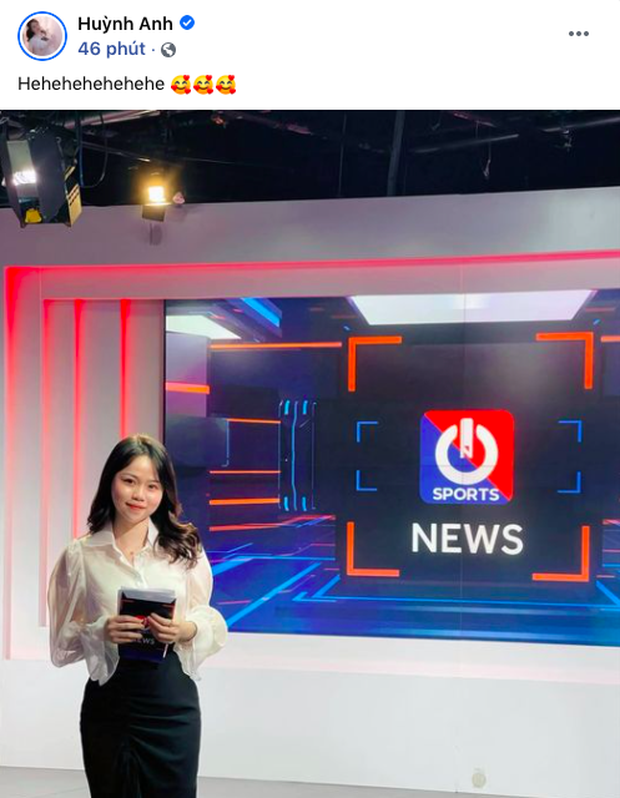Huỳnh Anh khoe ảnh ở trường quay chương trình thể thao, netizen lập tức cà khịa: 'Chờ ngày Quang Hải được gọi tên' Huỳnh Anh khoe ảnh ở trường quay chương trình thể thao, netizen lập tức cà khịa: 'Chờ ngày Quang Hải được gọi tên'