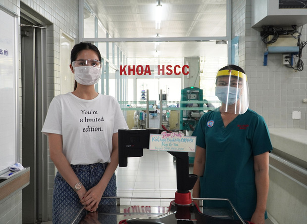 Ngọc Trinh mua máy ép tim trị giá 500 triệu đồng hỗ trợ Bệnh viện Chợ Rẫy chống dịch Covid-19 - 1 Ngọc Trinh mua máy ép tim trị giá 500 triệu đồng hỗ trợ Bệnh viện Chợ Rẫy chống dịch Covid-19 - 1