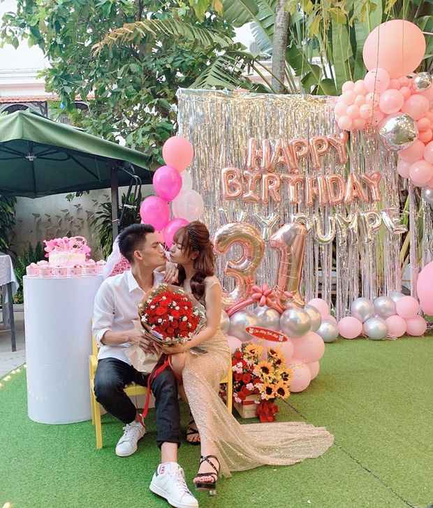 Ngày hết 'Cô vy', 5 couple Vbiz rộn ràng tổ chức tiệc cưới: Dàn khách mời của Phan Mạnh Quỳnh gây choáng, 1 đôi có luôn con đầu lòng! - 27 Ngày hết 'Cô vy', 5 couple Vbiz rộn ràng tổ chức tiệc cưới: Dàn khách mời của Phan Mạnh Quỳnh gây choáng, 1 đôi có luôn con đầu lòng! - 27
