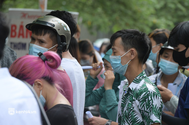 Hà Nội: 'Biển' người chen lấn nghẹt thở chờ xét nghiệm, test nhanh Covid-19 - 4 Hà Nội: 'Biển' người chen lấn nghẹt thở chờ xét nghiệm, test nhanh Covid-19 - 4