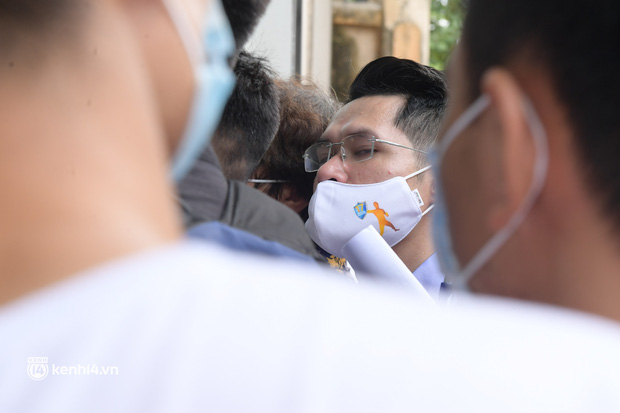 Hà Nội: 'Biển' người chen lấn nghẹt thở chờ xét nghiệm, test nhanh Covid-19 - 10 Hà Nội: 'Biển' người chen lấn nghẹt thở chờ xét nghiệm, test nhanh Covid-19 - 10