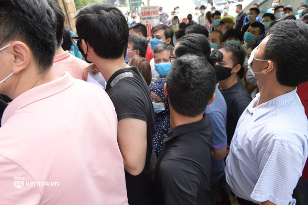 Hà Nội: 'Biển' người chen lấn nghẹt thở chờ xét nghiệm, test nhanh Covid-19 Hà Nội: 'Biển' người chen lấn nghẹt thở chờ xét nghiệm, test nhanh Covid-19