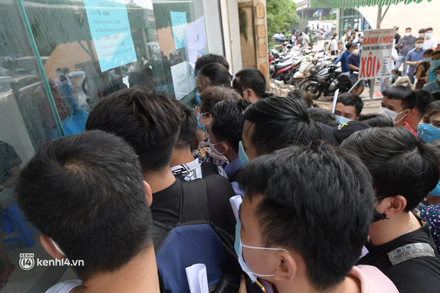 Hà Nội: 'Biển' người chen lấn nghẹt thở chờ xét nghiệm, test nhanh Covid-19 - 1 Hà Nội: 'Biển' người chen lấn nghẹt thở chờ xét nghiệm, test nhanh Covid-19 - 1