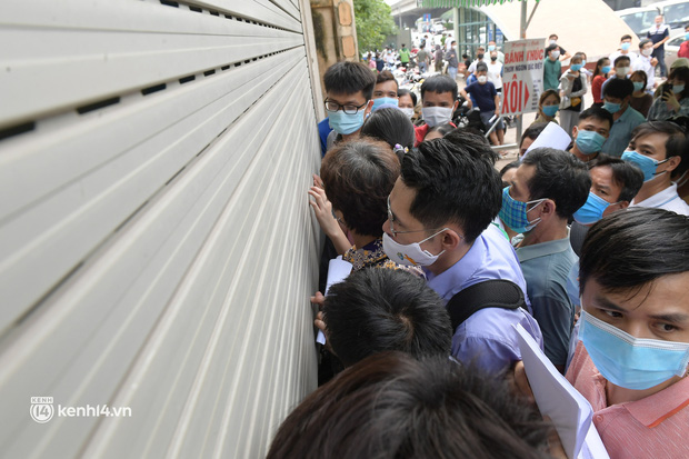 Hà Nội: 'Biển' người chen lấn nghẹt thở chờ xét nghiệm, test nhanh Covid-19 - 11 Hà Nội: 'Biển' người chen lấn nghẹt thở chờ xét nghiệm, test nhanh Covid-19 - 11