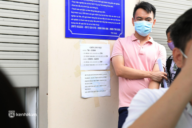 Hà Nội: 'Biển' người chen lấn nghẹt thở chờ xét nghiệm, test nhanh Covid-19 - 12 Hà Nội: 'Biển' người chen lấn nghẹt thở chờ xét nghiệm, test nhanh Covid-19 - 12