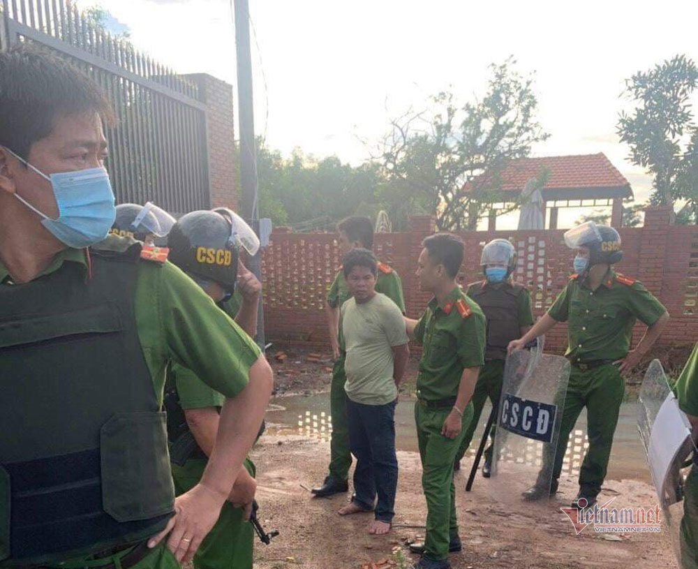 Khởi tố 2 cha con chém trọng thương công an, vi phạm phòng chống dịch - 1 Khởi tố 2 cha con chém trọng thương công an, vi phạm phòng chống dịch - 1