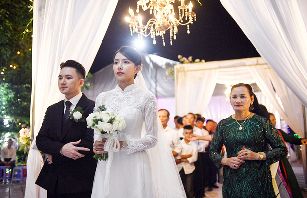 Ngày hết 'Cô vy', 5 couple Vbiz rộn ràng tổ chức tiệc cưới: Dàn khách mời của Phan Mạnh Quỳnh gây choáng, 1 đôi có luôn con đầu lòng! - 18 Ngày hết 'Cô vy', 5 couple Vbiz rộn ràng tổ chức tiệc cưới: Dàn khách mời của Phan Mạnh Quỳnh gây choáng, 1 đôi có luôn con đầu lòng! - 18