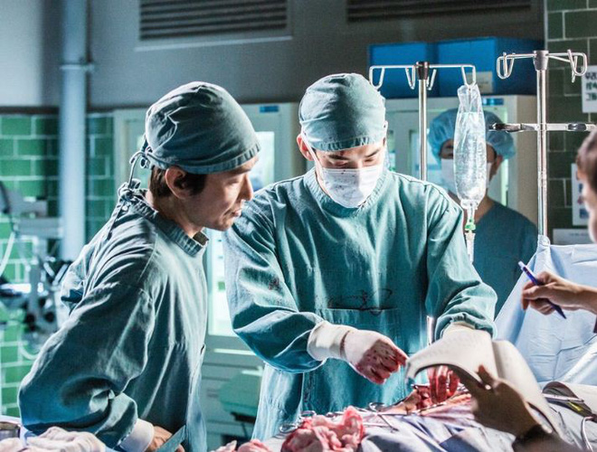 5 lý do Người Thầy Y Đức là bộ phim hoàn hảo để xem mùa dịch: Công phá hàng loạt kỷ lục, mức độ healing chẳng kém Hospital Playlist! - 4 5 lý do Người Thầy Y Đức là bộ phim hoàn hảo để xem mùa dịch: Công phá hàng loạt kỷ lục, mức độ healing chẳng kém Hospital Playlist! - 4