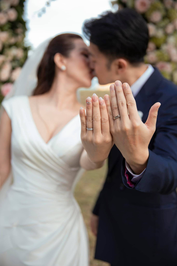 Ngày hết 'Cô vy', 5 couple Vbiz rộn ràng tổ chức tiệc cưới: Dàn khách mời của Phan Mạnh Quỳnh gây choáng, 1 đôi có luôn con đầu lòng! - 8 Ngày hết 'Cô vy', 5 couple Vbiz rộn ràng tổ chức tiệc cưới: Dàn khách mời của Phan Mạnh Quỳnh gây choáng, 1 đôi có luôn con đầu lòng! - 8