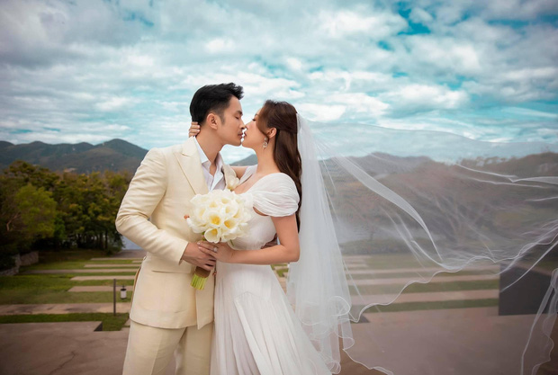 Ngày hết 'Cô vy', 5 couple Vbiz rộn ràng tổ chức tiệc cưới: Dàn khách mời của Phan Mạnh Quỳnh gây choáng, 1 đôi có luôn con đầu lòng! - 13 Ngày hết 'Cô vy', 5 couple Vbiz rộn ràng tổ chức tiệc cưới: Dàn khách mời của Phan Mạnh Quỳnh gây choáng, 1 đôi có luôn con đầu lòng! - 13