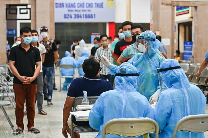 Hà Nội thêm 17 ca dương tính SARS-CoV-2, trong đó 1 người phát hiện qua sàng lọc ho sốt ngoài cộng đồng Hà Nội thêm 17 ca dương tính SARS-CoV-2, trong đó 1 người phát hiện qua sàng lọc ho sốt ngoài cộng đồng