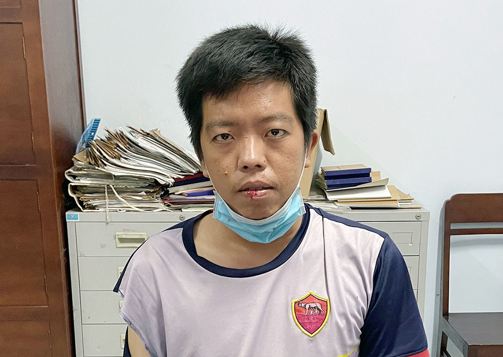 Thanh niên đập nát màn hình 2 máy ATM vì 'không nhận thẻ' Thanh niên đập nát màn hình 2 máy ATM vì 'không nhận thẻ'