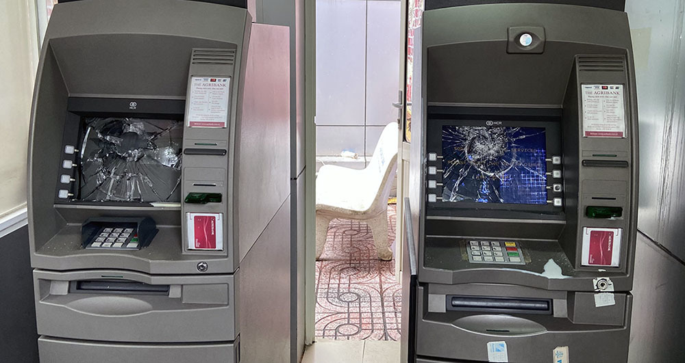 Thanh niên đập nát màn hình 2 máy ATM vì 'không nhận thẻ' - 1 Thanh niên đập nát màn hình 2 máy ATM vì 'không nhận thẻ' - 1