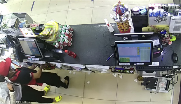 Clip nữ nhân viên cửa hàng tiện lợi bị thanh niên kề dao cướp táo tợn lúc rạng sáng ở Sài Gòn Clip nữ nhân viên cửa hàng tiện lợi bị thanh niên kề dao cướp táo tợn lúc rạng sáng ở Sài Gòn