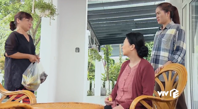 Hương vị tình thân tập 67: Nam uất ức với cách Long đuổi việc mình, bà Bích tiếp tục ăn cắp, bị bà Sa làm bẽ mặt Hương vị tình thân tập 67: Nam uất ức với cách Long đuổi việc mình, bà Bích tiếp tục ăn cắp, bị bà Sa làm bẽ mặt