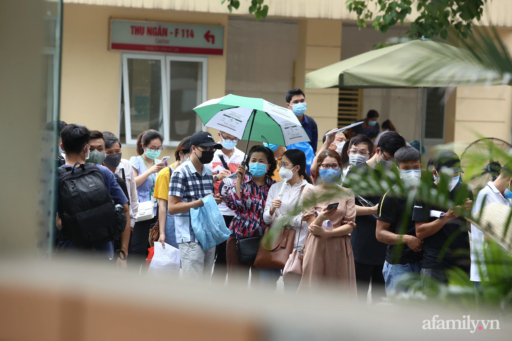Bí thư Hà Nội chỉ đạo nóng: Dừng ngay điểm tiêm vaccine tại Bệnh viện E do tập trung đông người Bí thư Hà Nội chỉ đạo nóng: Dừng ngay điểm tiêm vaccine tại Bệnh viện E do tập trung đông người