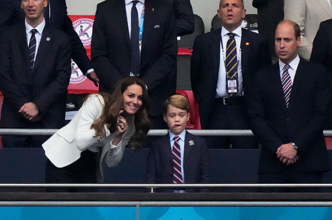 Công nương Kate tung ảnh mừng sinh nhật Hoàng tử George 8 tuổi, ẩn ý gửi nhà Meghan - 2 Công nương Kate tung ảnh mừng sinh nhật Hoàng tử George 8 tuổi, ẩn ý gửi nhà Meghan - 2