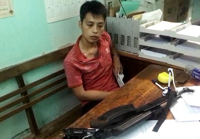 Mang súng AK đi bán, dắt thêm khẩu côn quay để phòng thân Mang súng AK đi bán, dắt thêm khẩu côn quay để phòng thân
