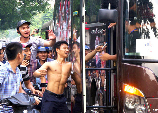 Nam sinh 8 năm trước chạy 8km theo đội tuyển Arsenal quanh bờ Hồ: Mời mức lương 100 triệu/tháng nhưng từ chối, cuộc đời thay đổi ngoạn mục! Nam sinh 8 năm trước chạy 8km theo đội tuyển Arsenal quanh bờ Hồ: Mời mức lương 100 triệu/tháng nhưng từ chối, cuộc đời thay đổi ngoạn mục!