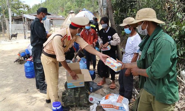 Mất việc, 30 người đi bộ xuyên đêm từ Bình Định về Quảng Ngãi Mất việc, 30 người đi bộ xuyên đêm từ Bình Định về Quảng Ngãi