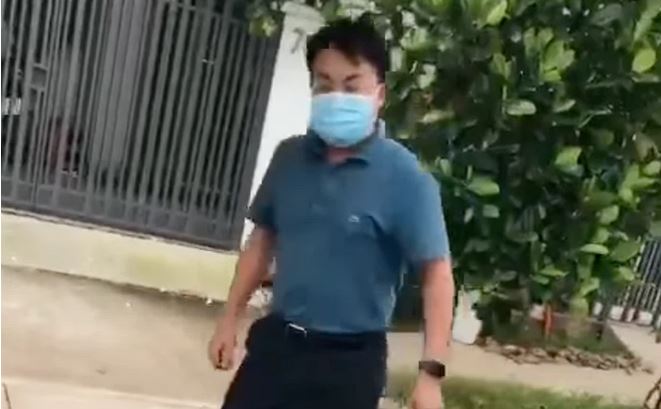 Công an vào cuộc xác minh vụ người đàn ông đạp đổ bàn xét nghiệm của nhân viên y tế ở TP. HCM Công an vào cuộc xác minh vụ người đàn ông đạp đổ bàn xét nghiệm của nhân viên y tế ở TP. HCM