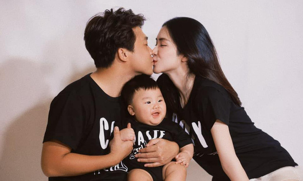 Hé lộ ảnh hẹn hò hiếm hoi lúc mới yêu của Hoà Minzy và chồng thiếu gia: Đôi chim cu ríu rít, khoá môi ngọt phát ghen! - 4 Hé lộ ảnh hẹn hò hiếm hoi lúc mới yêu của Hoà Minzy và chồng thiếu gia: Đôi chim cu ríu rít, khoá môi ngọt phát ghen! - 4