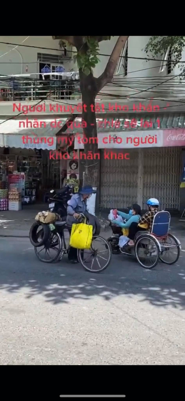 Vừa nhận quà hỗ trợ mùa dịch, chị gái khuyết tật đã làm một hành động với người qua đường khiến ai nấy rưng rưng Vừa nhận quà hỗ trợ mùa dịch, chị gái khuyết tật đã làm một hành động với người qua đường khiến ai nấy rưng rưng
