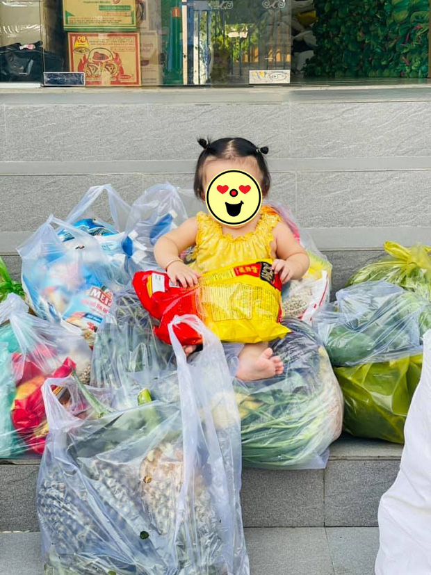 Lê Dương Bảo Lâm hứng nguyên rổ 'gạch' từ netizen vì để con gái ngồi lên thực phẩm chụp ảnh, lời giải thích có hợp lý? Lê Dương Bảo Lâm hứng nguyên rổ 'gạch' từ netizen vì để con gái ngồi lên thực phẩm chụp ảnh, lời giải thích có hợp lý?