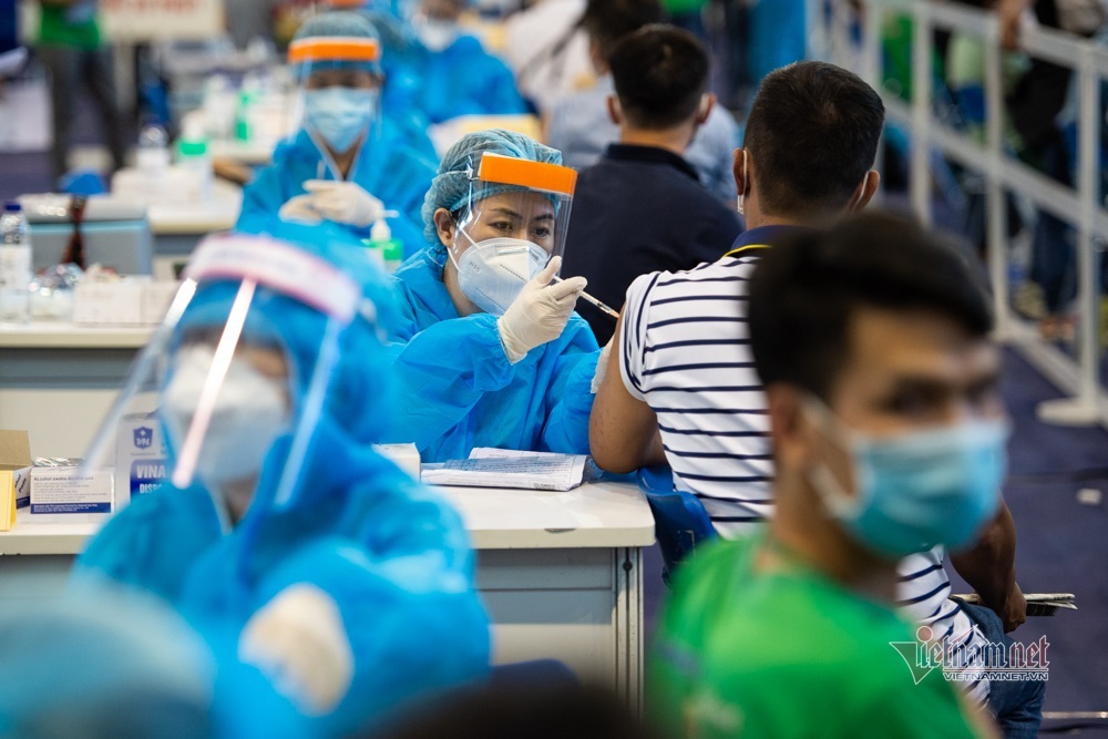 Phó Chủ tịch TP.HCM giải thích việc cho Vingroup mượn 5.000 liều vắc xin Phó Chủ tịch TP.HCM giải thích việc cho Vingroup mượn 5.000 liều vắc xin