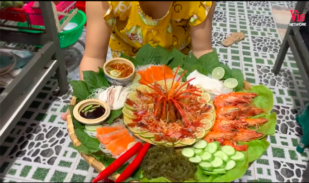 Lê Dương Bảo Lâm hứng nguyên rổ 'gạch' từ netizen vì để con gái ngồi lên thực phẩm chụp ảnh, lời giải thích có hợp lý? - 3 Lê Dương Bảo Lâm hứng nguyên rổ 'gạch' từ netizen vì để con gái ngồi lên thực phẩm chụp ảnh, lời giải thích có hợp lý? - 3