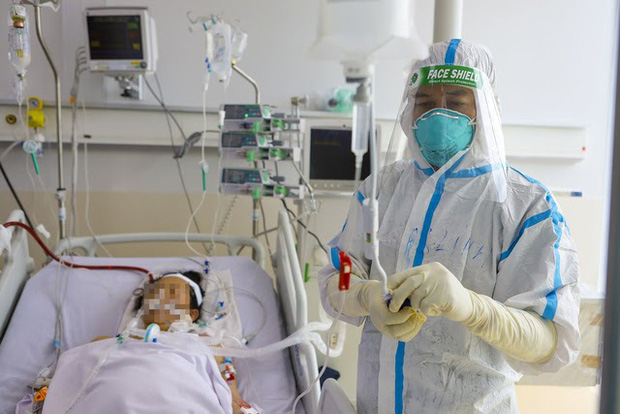 'Bác sĩ 91' bạc trắng đầu sau hơn 10 ngày ở Bệnh viện Hồi sức COVID-19 - 4 'Bác sĩ 91' bạc trắng đầu sau hơn 10 ngày ở Bệnh viện Hồi sức COVID-19 - 4
