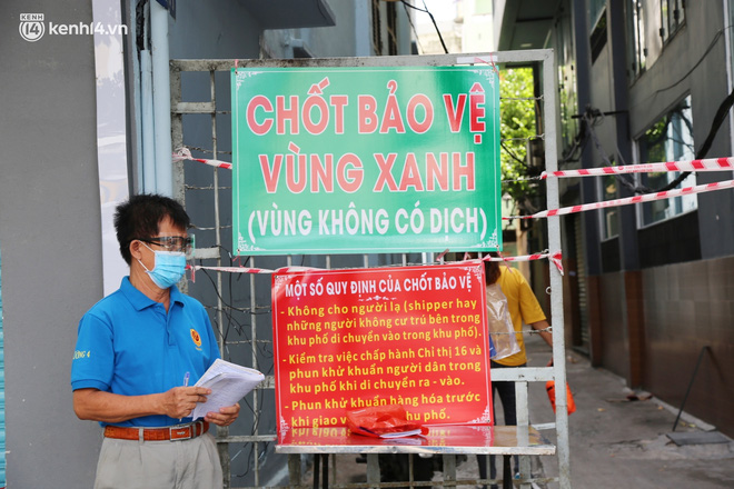 Cận cảnh những chốt bảo vệ 'vùng xanh' ở Sài Gòn: Ngăn dịch bệnh từ bên ngoài xâm nhập vào - 16 Cận cảnh những chốt bảo vệ 'vùng xanh' ở Sài Gòn: Ngăn dịch bệnh từ bên ngoài xâm nhập vào - 16