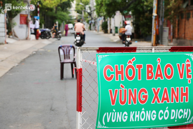 Cận cảnh những chốt bảo vệ 'vùng xanh' ở Sài Gòn: Ngăn dịch bệnh từ bên ngoài xâm nhập vào - 11 Cận cảnh những chốt bảo vệ 'vùng xanh' ở Sài Gòn: Ngăn dịch bệnh từ bên ngoài xâm nhập vào - 11