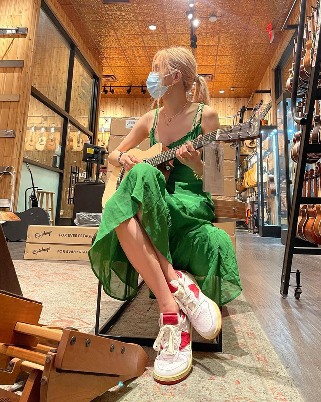 Rosé diện váy rõ đẹp nhưng lại mắc lỗi khiến cho bộ đồ nhìn như hàng chợ - 2 Rosé diện váy rõ đẹp nhưng lại mắc lỗi khiến cho bộ đồ nhìn như hàng chợ - 2
