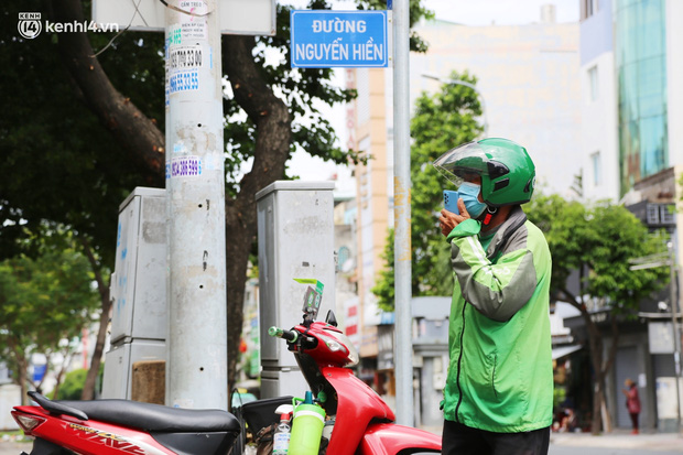 Cận cảnh những chốt bảo vệ 'vùng xanh' ở Sài Gòn: Ngăn dịch bệnh từ bên ngoài xâm nhập vào - 9 Cận cảnh những chốt bảo vệ 'vùng xanh' ở Sài Gòn: Ngăn dịch bệnh từ bên ngoài xâm nhập vào - 9