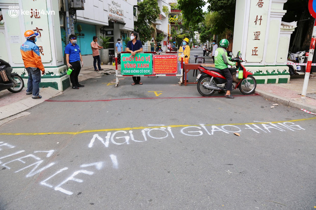 Cận cảnh những chốt bảo vệ 'vùng xanh' ở Sài Gòn: Ngăn dịch bệnh từ bên ngoài xâm nhập vào - 12 Cận cảnh những chốt bảo vệ 'vùng xanh' ở Sài Gòn: Ngăn dịch bệnh từ bên ngoài xâm nhập vào - 12