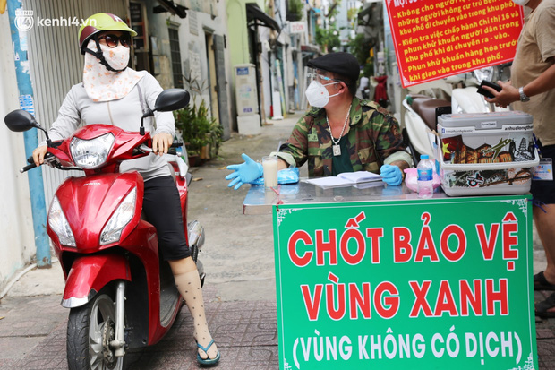 Cận cảnh những chốt bảo vệ 'vùng xanh' ở Sài Gòn: Ngăn dịch bệnh từ bên ngoài xâm nhập vào - 1 Cận cảnh những chốt bảo vệ 'vùng xanh' ở Sài Gòn: Ngăn dịch bệnh từ bên ngoài xâm nhập vào - 1